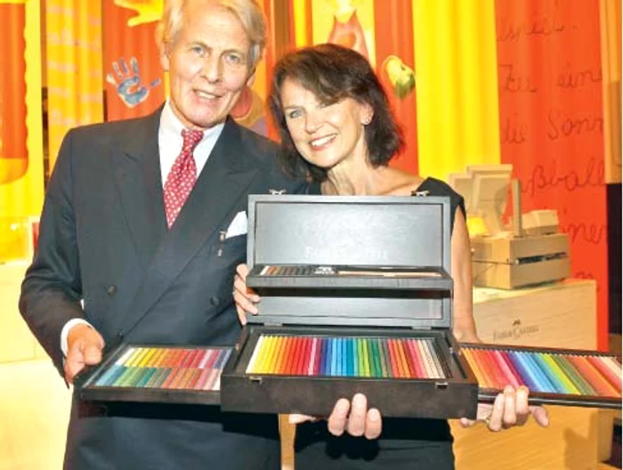 Contele, soţia sa, Mary Elizabeth von Faber-Castell, şi cutia aniversară (250 de ani), care a costat 1.250 de euro p Foto: getty images