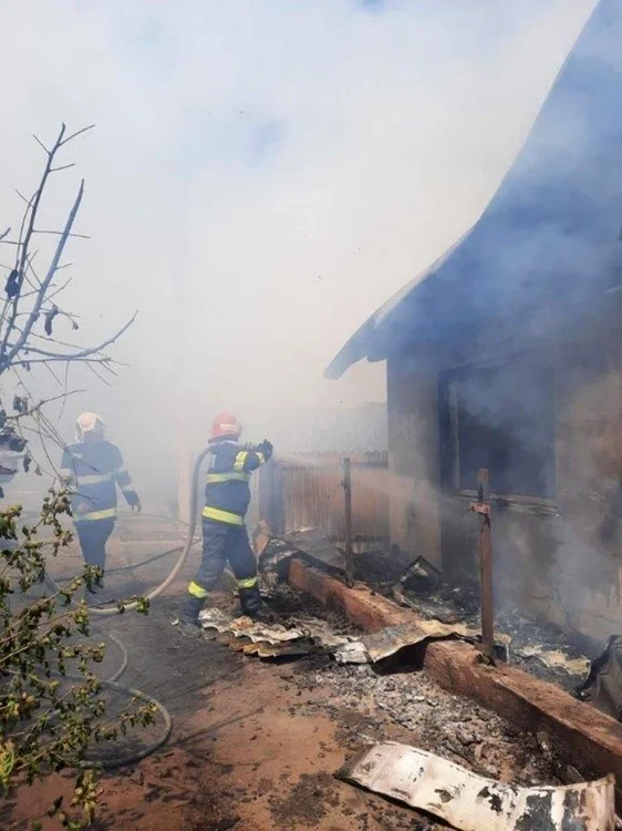 Focul a devastatat o gospodărie în satul Luciu FOTO ISU Ialomiţa