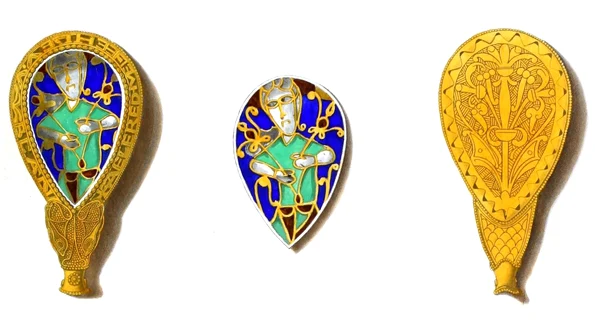 Bijuteria Alfred, văzută din față și din spate (© Wikimedia Commons)