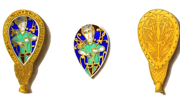 Bijuteria Alfred, văzută din față și din spate (© Wikimedia Commons)