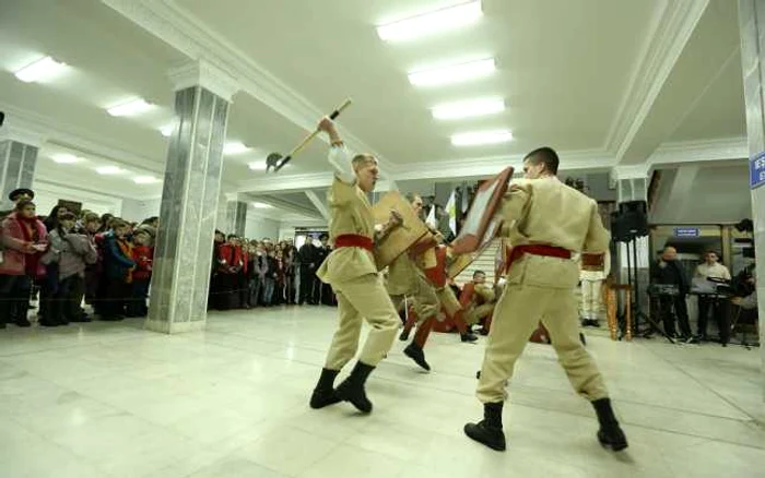 Studenţii Academiei de poliţie „Ştefan cel Mare“ au reprodus la Muzeul Naţional de Arheologie şi Istorie a Moldovei luptele de pe vremea domnitorului Ştefan cel Mare. Foto: Dumitru Goncear