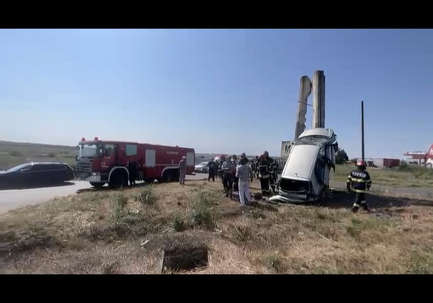 „Obeliscul“ de la Medgidia, distrus de o mașină. Autoturismul a fost proiectat în monumentul de la intrarea în oraș VIDEO