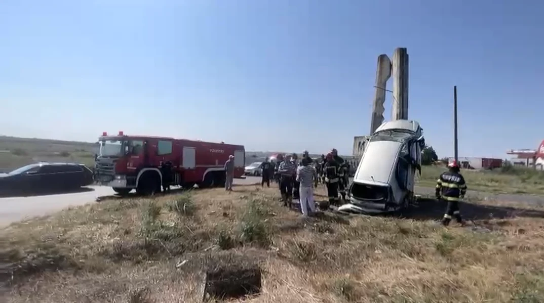 Mașina a rămas suspendată  Foto: Alpha Media