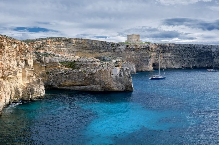 Micul paradis mediteranean al insulei Comino a fost cândva popular / foto: Pixabay