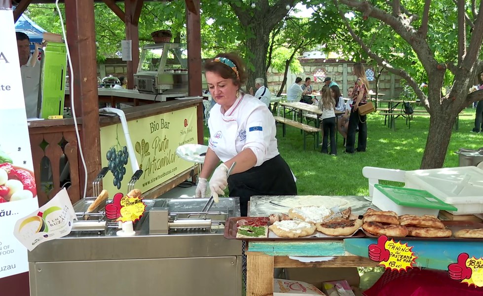 Mâncărurile unice din Patria Vulcanilor Noroioși, strânse într-un festival devenit deja atracție turistică VIDEO 