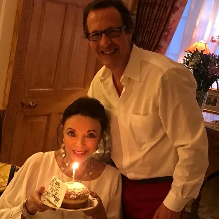 
    La mulți ani! Joan Collins a împlinit 87 de ani și soțul ei Percy Gibson, de 55 de ani i-a gătit tortul, în carantinăfoto: Instagram  