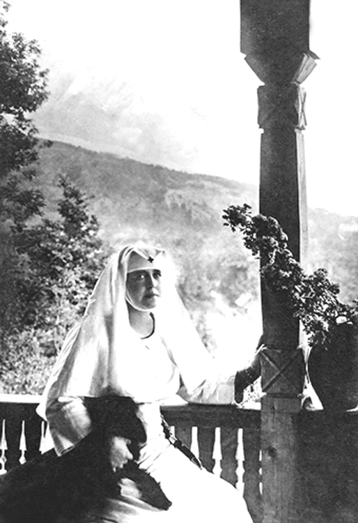 10 1 o poza sau amandoua Regina la Casa celor patru vanturi mai 1918 ANR, SANIC, MEMORII 2 fond Casa Regală jpg jpeg