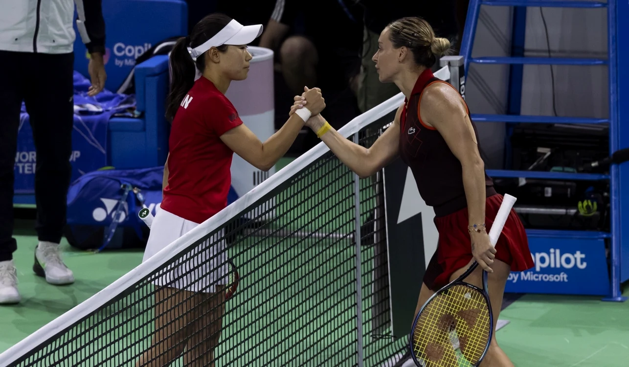 Ana Bogdan (dreapta) a consemnat singura victorie a României la FedCup (FOTO: EPA)