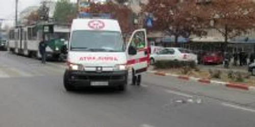 În accident a fost rănit un bărbat care primește îngrijiri medicale la spital. Foto Alex Călinoiu