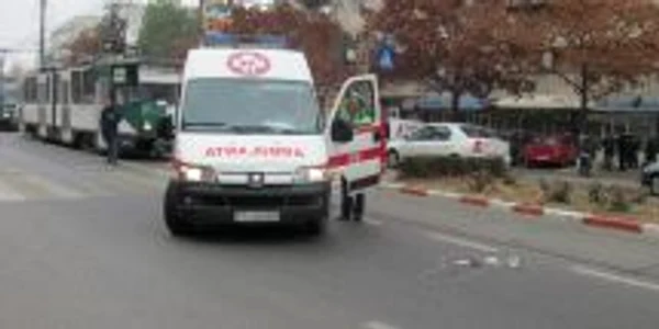 În accident a fost rănit un bărbat care primește îngrijiri medicale la spital. Foto Alex Călinoiu