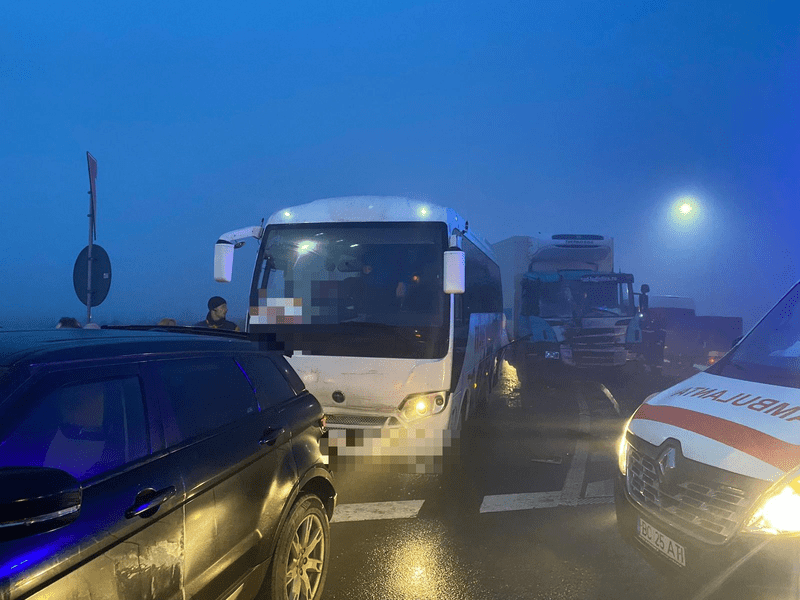 Coliziune între un microbuz, un camion și o mașină în Bacău. Două victime au ajuns la spital