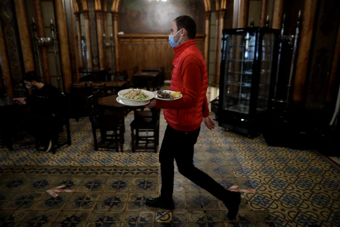 
    Pregătiri intense duminică, 24 ianuarie, la restaurantul Caru cu bere, din Centrul VechiInquam Photos / George Călin  