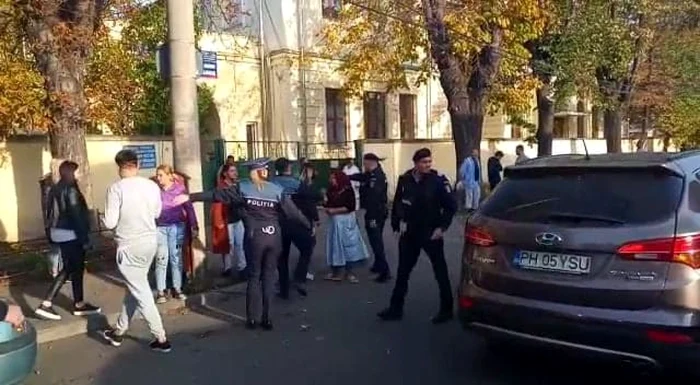 Scandalagiii s-au calmat doar când au intervenit jandarmii şi poliţiştii FOTO Diana Frîncu