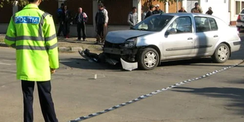 Poliţiştii cercetează autoturismul avariat