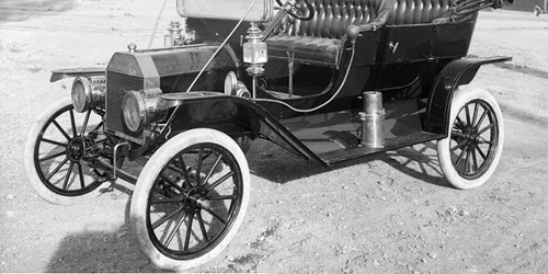 1908   Primul model al mașinii Ford  T  a ieșit pe porțile uzinei din Detroit FOTO WIKIPEDIA jpg