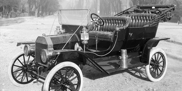 1908   Primul model al mașinii Ford  T  a ieșit pe porțile uzinei din Detroit FOTO WIKIPEDIA jpg