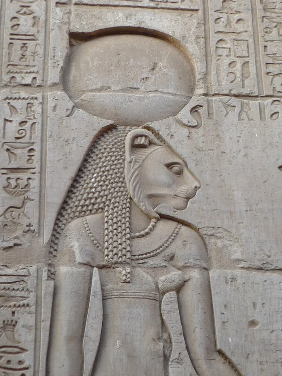 Basorelief reprezentând zeița Sekhmet, la Templul Kom Ombo (© Rémih / Wikimedia Commons) 