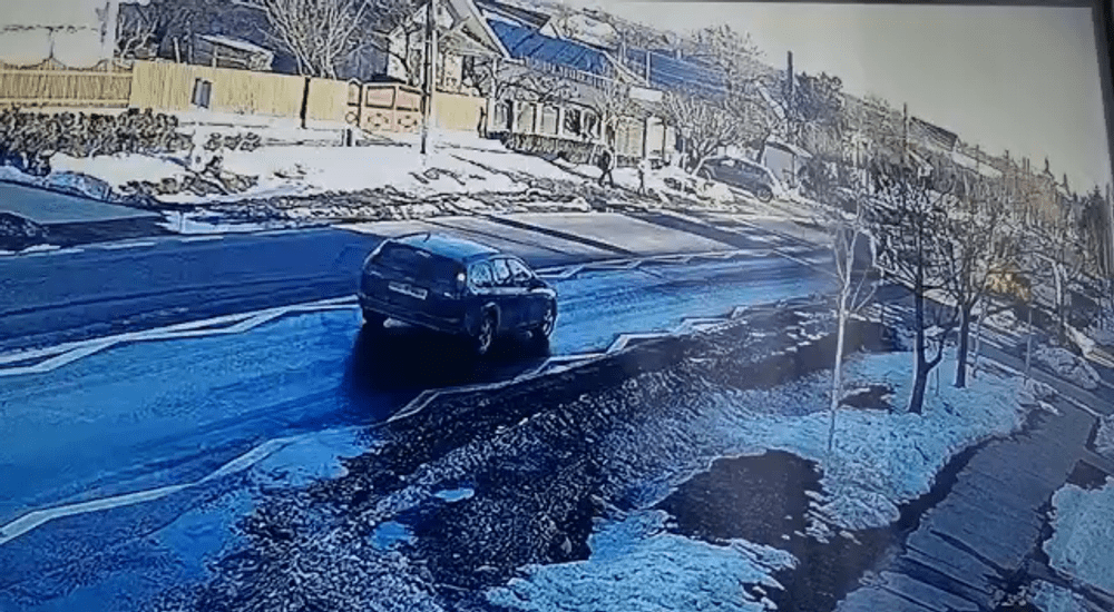 Momentul în care două fetițe sunt lovite și azvârlite în șanț, de o autoutilitară, pe trecerea de pietoni VIDEO