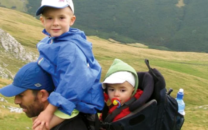Ion şi cei doi copii ai săi, Luca (sus), şi Aron (în spate), în excursie în munţi