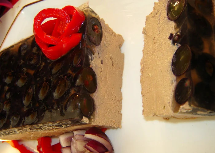 
    Pate de ficat cu jeleu de struguri  