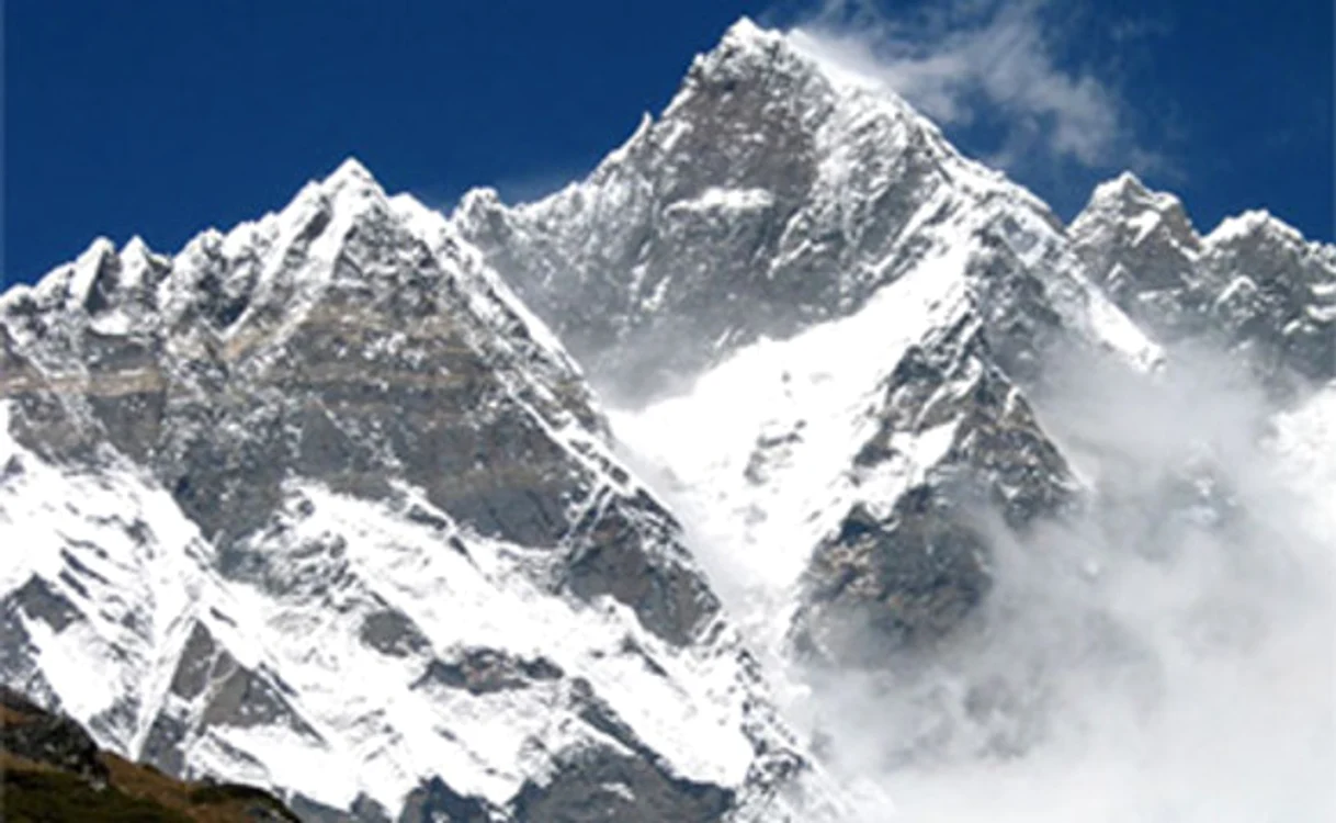 
    Lhotse este al patrulea cel mai înalt vârf de pe glob  