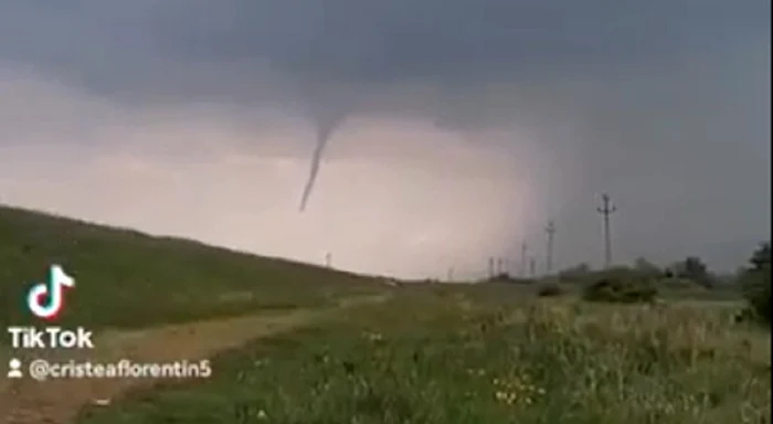 Localnicii au crezut că văd o tornadă  FOTO captură video