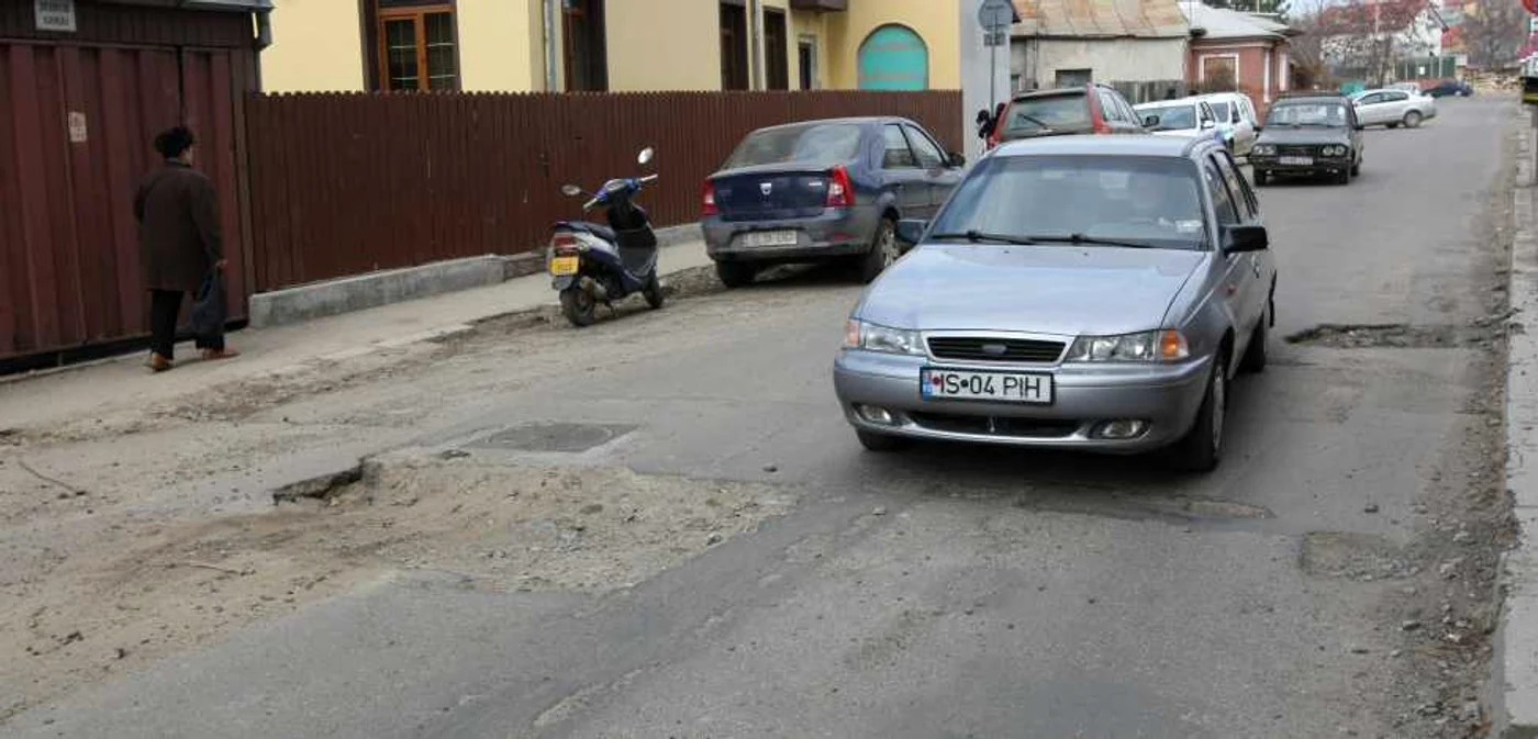 Ca să evite gropile, şoferii trebuie să treacă pe contrasens