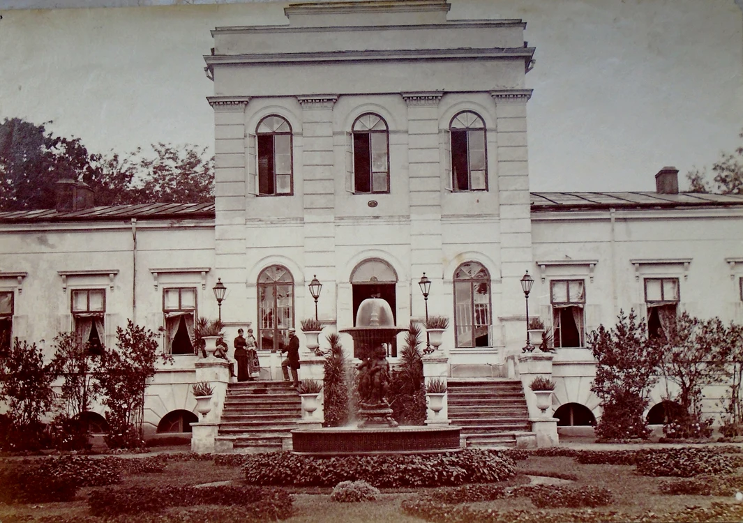 Conacul de la Căciulaţi-Paşcani, devenit cuibul Blarembergilor, a fost ctitorit de Alexandru Dimitrie Ghica în primul an de domnie (1834)