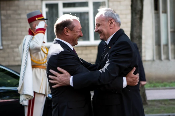 Traian Băsescu şi Nicolae Timofti s-au strâns în braţe prieteneşte FOTO Preşedinţia Republicii Moldova