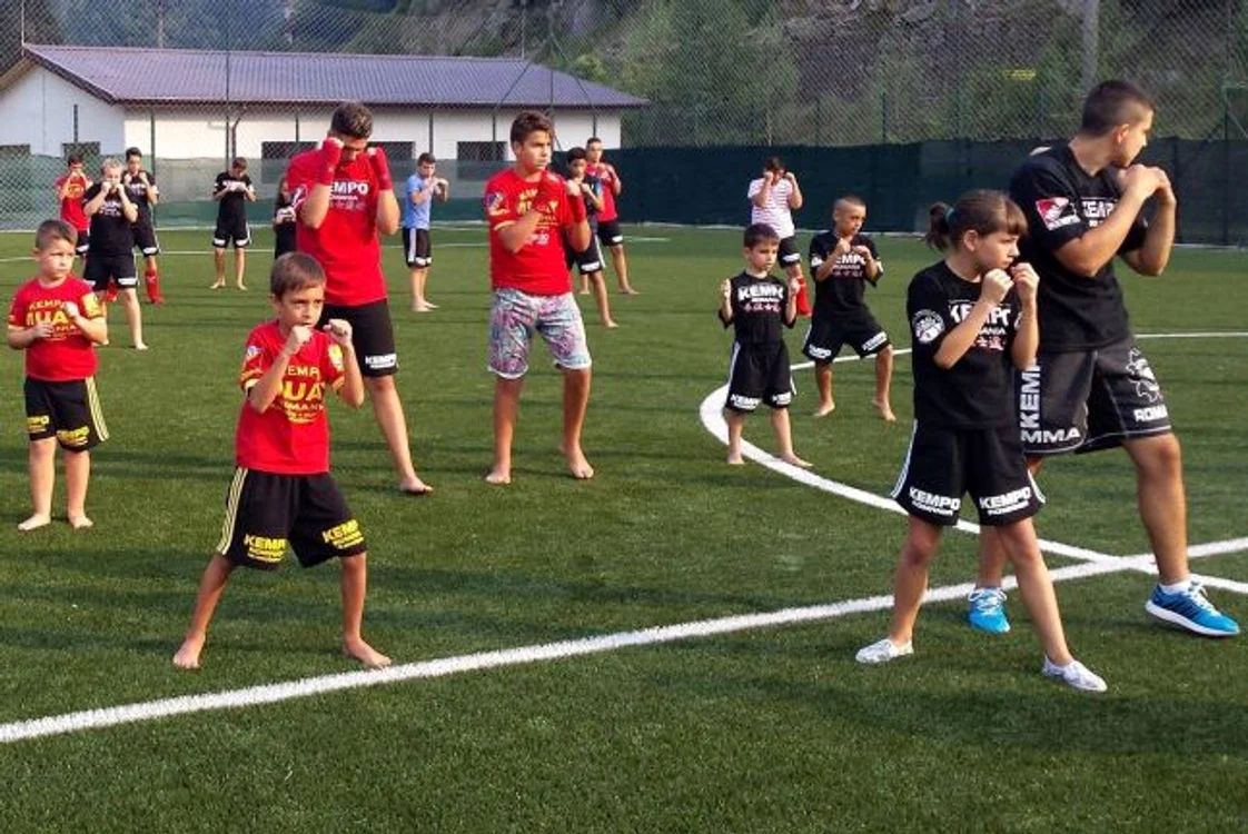 
    Copiii învaţă tainele kempo-ului  