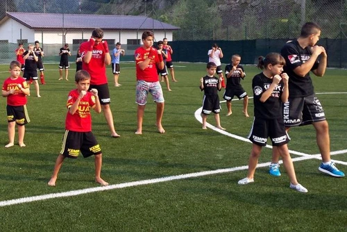 Copiii învaţă tainele kempo-ului