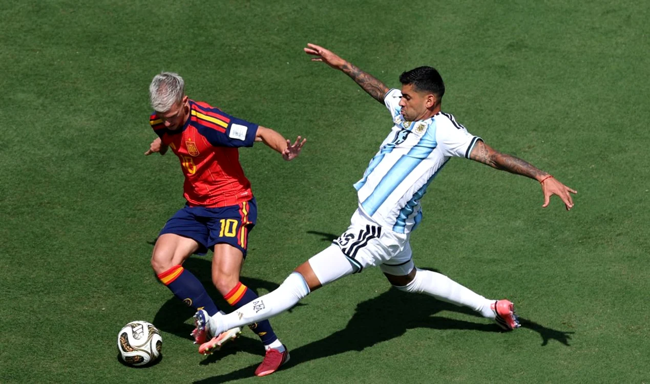 Romero, în duel cu spaniolul Olmo (FOTO: Getty Images)