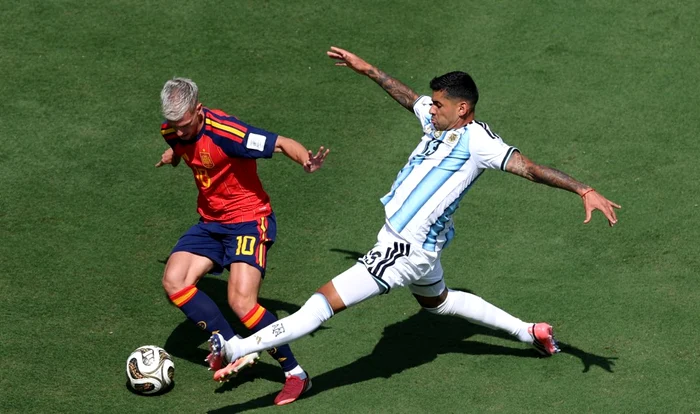 Romero, în duel cu spaniolul Olmo (FOTO: Getty Images)