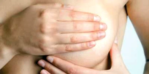 Tinerele vor învăţa să-şi autoexamineze sânii foto arhivă