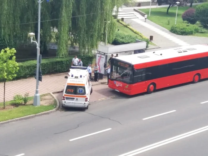 Ambulanţa l-a preluat pe şoferul bătut Foto: Angela Sabău