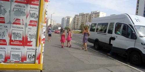 Nesimțire crasă! Stații de autobuz vandalizate cu afișe electorale