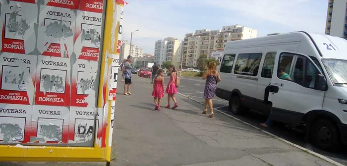 Nesimțire crasă! Stații de autobuz vandalizate cu afișe electorale