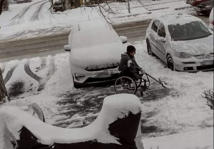 Bărbatul fără picioare din Făgăraș se luptă cu zăpada