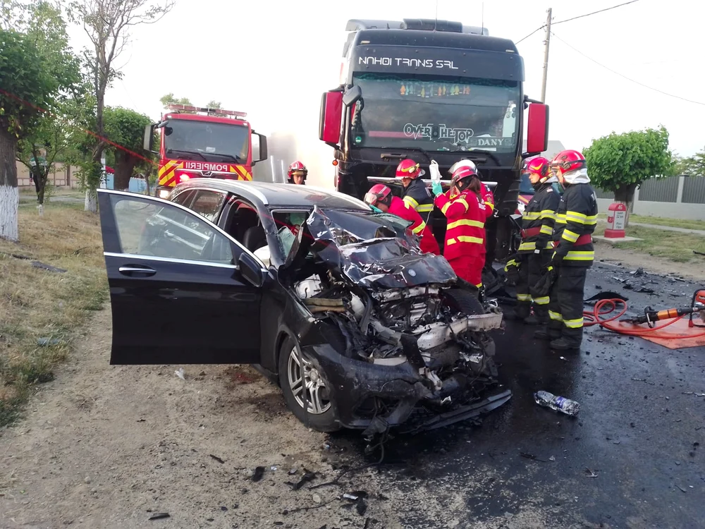 Pompierii au descarcerat victimele dintre fiarele contorsionate ale mașinii FOTO ISU Galați
