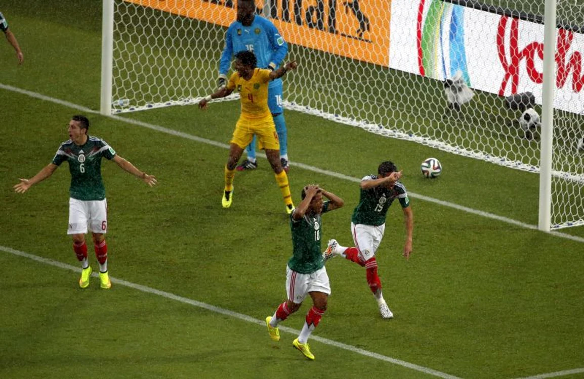 
    Arbitrul le-a refuzat mexicanilor două goluri valabile în meciul cu Camerun. (Foto: Reuters)  