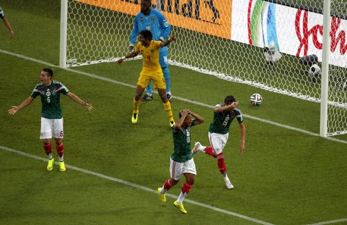 
    Arbitrul le-a refuzat mexicanilor două goluri valabile în meciul cu Camerun. (Foto: Reuters)  