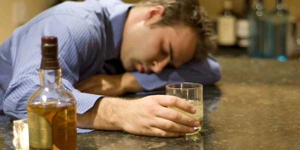 Singuraticii se „îneacă“ în alcool