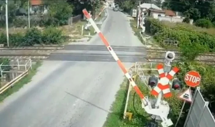 VIDEO Șofer inconștient, filmat ocolind bariera coborâtă la o trecere la nivel cu calea ferată. Cum a fost sancționat