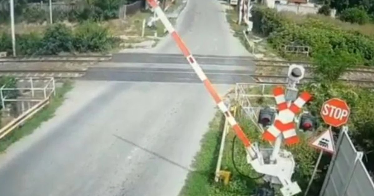 Șofer imprudent ocolind o barieră coborâtă la calea ferată. Ce sancțiune a primit?