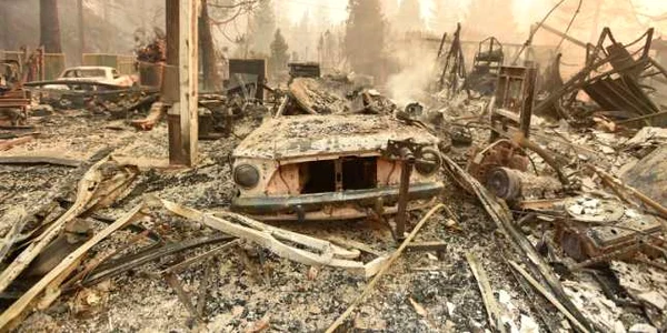 Imaginea Zilei / Resturile arse ale unei maşini şi ale unei case se observă în incendiul din Paradise California SUA FOTO AFP / Josh Edelson / 9 nov 2018