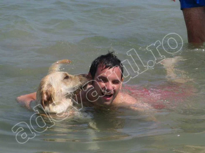 Nicolae Helerea la mare, bucurându-se de compania unui câine