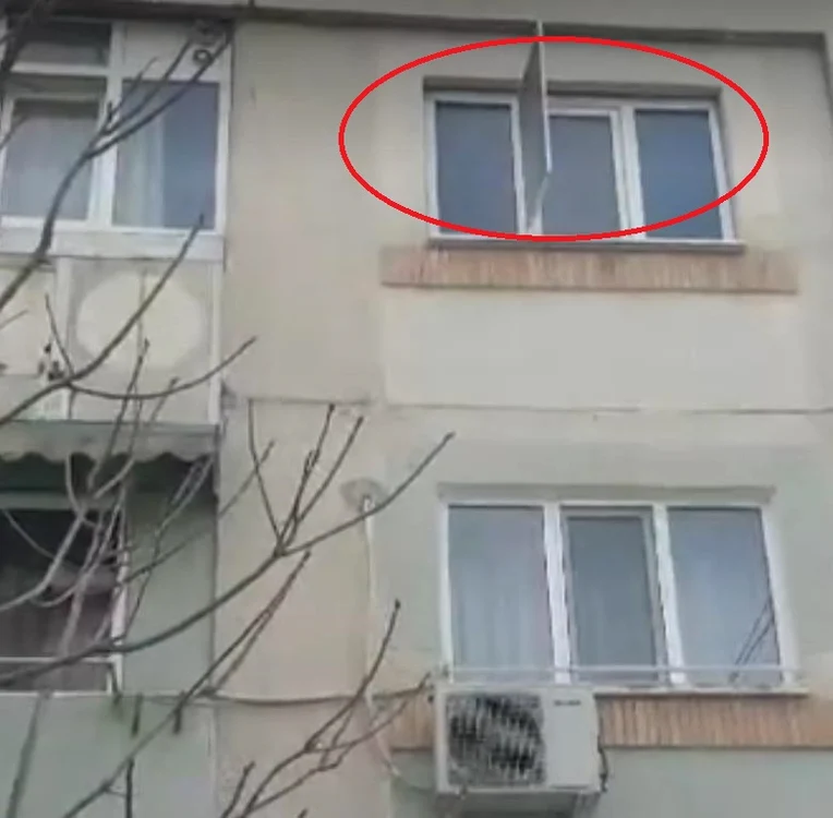Fereasta de unde a căzut fetița FOTO: captură video