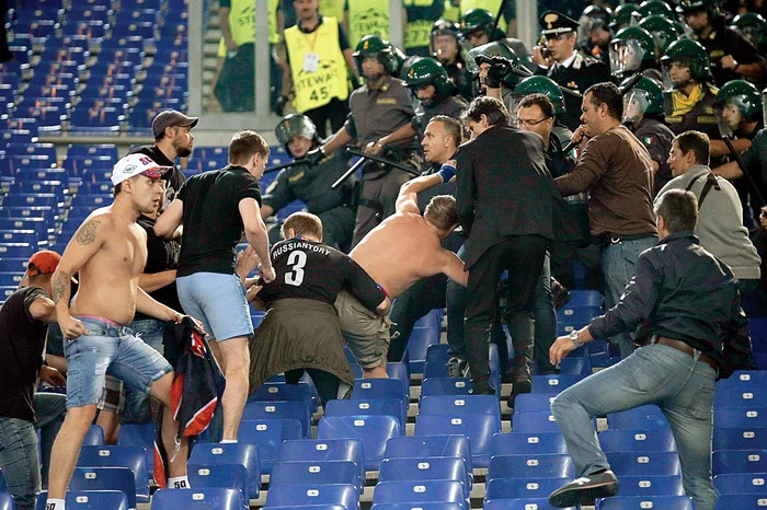 Bătaia din tribune dintre  fani şi forţele de ordine 