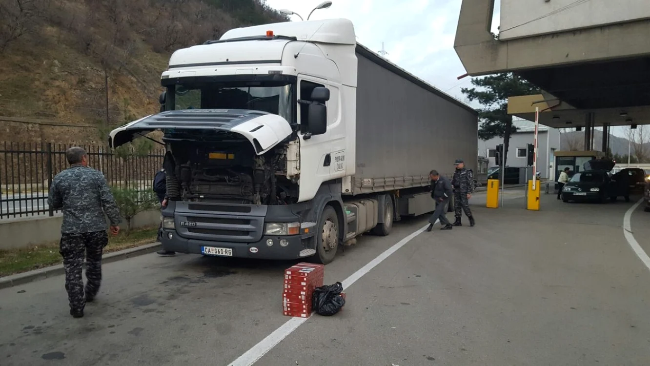 Ţigări ascunse în automarfar FOTO STPF Mehedinţi