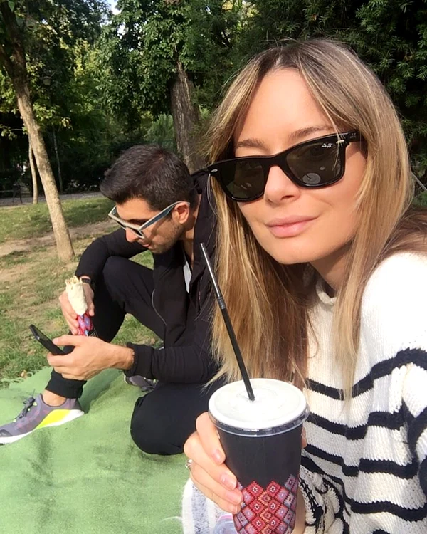 Laura Cosoi și soțul ei, Cosmin, au ieșit la picnic, dar fanii i-au criticat că stau pe telefon în loc să petreacă timp împreună